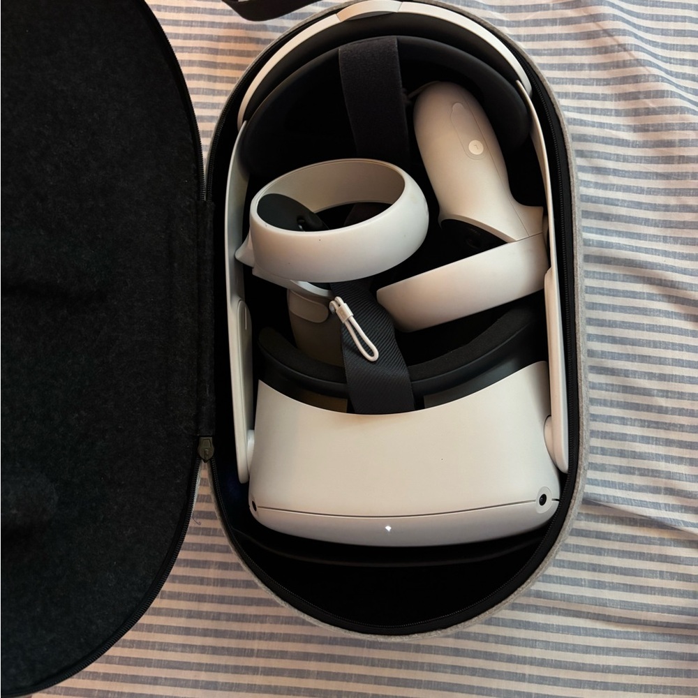 Quest 2 White VR Headset with Controllers